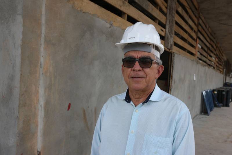 O Hospital Regional de Castanhal, referência para 21 municípios da região nordeste do estado, está com as obras em estágio avançado. A informação foi dada por integrantes do governo do estado que visitaram as obras do hospital nesta quarta-feira, 20. "Será um grande e moderno hospital preparado para atendimentos de alta e média complexidades, muito bem equipado", disse o secretário de Saúde do Estado, Vitor Mateus, que acompanhou o governador durante a visita, ao lado do secretário estadual de Obras, Rui Klautau de Mendonça e do prefeito de Castanhal, Pedro Coelho, que aprovou o projeto. "Um dos nossos maiores problemas na área de saúde vai finalmente ter solução", disse o prefeito. "Muitas vezes, em casos graves, temos de deslocar os pacientes para Belém ou Paragominas, sob risco deles não suportarem a viagem. Com esse hospital, que vai ter inclusive tratamento oncológico, isso não será mais necessário" completou Pedro Coelho (foto). 

FOTO: ANTÔNIO SILVA / AG. PARÁ
DATA: 20.06.2018
BELÉM - PARÁ <div class='credito_fotos'>Foto: Antônio Silva/Ag. Pará   |   <a href='/midias/2018/originais/14c1c95a-3927-469c-9ba7-a1dac11b8f11.jpg' download><i class='fa-solid fa-download'></i> Download</a></div>