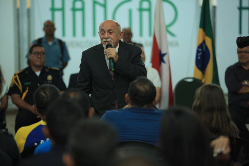 O Governo do Estado reforçou a parceria com a Prefeitura de Belém com a entrega, nesta quarta-feira (4), de 41 veículos que vão potencializar as ações de segurança na capital. A iniciativa faz parte do pacote de ações imediatas para 2018, anunciadas pelo Sistema de Segurança Pública do Estado em fevereiro deste ano contra a violência, que contempla a renovação da frota e equipamentos das Polícias Civil e Militar e fortalecimento das Guardas Municipais em todas as regiões do Estado, entre outras medidas. A entrega ocorreu no Hangar – Centro de Convenções e Feiras, em Belém. Ao todo, foram entregues 41 veículos, sendo seis picapes, dez carros modelo SUV e 25 motocicletas, totalizando um investimento de R$ R$2.062.160,00. Além das viaturas, foi firmado convênio entre o Governo do Estado e Prefeitura no valor de R$2.707.926,00 milhões para a compra equipamentos. O pacote contempla a aquisição de 300 pistolas 380, 16.200 munições e 600 coletes. As duas ações contabilizam mais de R$ 4,7 em investimentos para a Guarda Municipal de Belém. Na foto, o governador Simão Jatene.
FOTO: MÁCIO FERREIRA / AG. PARÁ
DATA: 04.07.2018
BELÉM - PARÁ <div class='credito_fotos'>Foto: MÁCIO FERREIRA/ AG. PARÁ | <a href='/midias/2018/originais/14c65183-0076-4cb8-9e78-10844f6de835.jpg' download><i class='fa-solid fa-download'></i> Download</a></div>