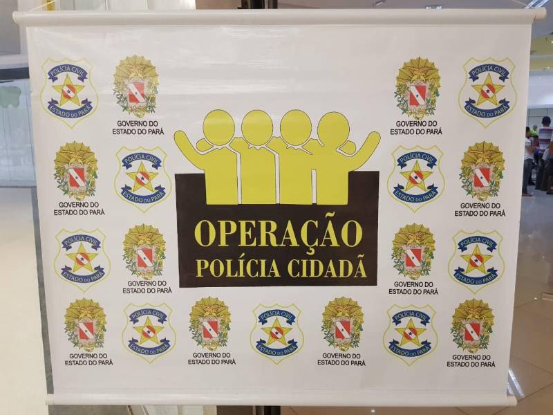 Diante da grande procura por emissão de carteira de identidade na Estação Cidadania Marabá, no sudeste paraense, a fila de espera para tirar o Registro Geral (RG) já previa atendimento até 2019. Para reduzir esse tempo de espera, a Polícia Civil do Pará começou nesta sexta-feira (23) a “Operação Polícia Cidadã”, no segundo piso do Shopping Center da sede municipal. O mutirão, que conta com 11 servidores da Secretaria de Estado de Segurança Pública e Defesa Social (Segup), prevê a emissão de 300 documentos por dia.
FOTO: KÉLIA SANTOS / ASCOM CRGSP
DATA: 23.03.2018
MARABÁ - PARÁ <div class='credito_fotos'>Foto: KÉLIA SANTOS / ASCOM CRGSP | <a href='/midias/2018/originais/14ca211a-8219-44f0-ba20-a67f8615ee9a.jpg' download><i class='fa-solid fa-download'></i> Download</a></div>