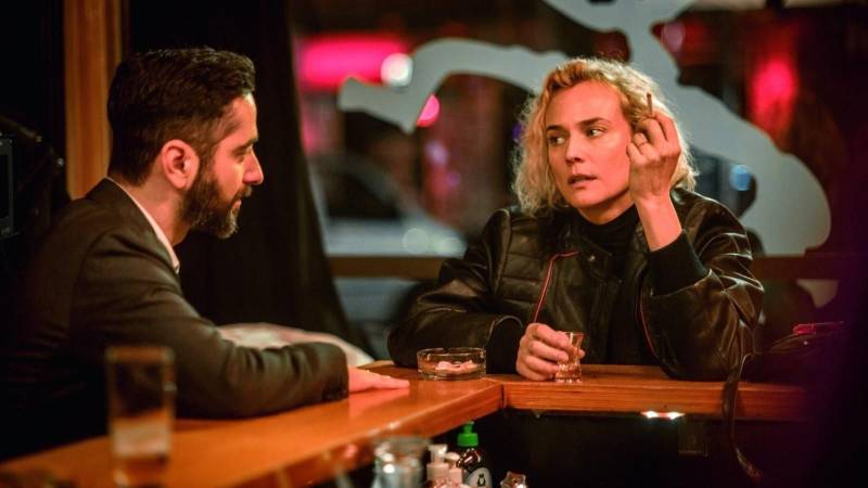 “Em Pedaços” (foto), dirigido por Fatih Akin, estreia quinta-feira, 19, às 20h, nas sessões regulares do Cine Líbero Luxardo, da Fundação Cultural do Pará (FCP). O filme alemão foi vencedor do Globo de Ouro de 2018 na categoria de Melhor Filme Estrangeiro, apresentando o aumento da xenofobia global e do neonazismo na Alemanha como tema principal. Katia Sekerci é uma alemã que leva uma vida normal ao lado do marido turco Nuri, e do filho de sete anos. Um dia, ela é surpreendida ao descobrir que ambos morreram devido a uma bomba colocada diante do escritório do marido. Desesperada, Katia decide lutar por justiça ao descobrir que os responsáveis foram integrantes de um grupo neonazista.
FOTO: DIVULGAÇÃO
DATA: 17.04.2018
BELÉM - PARÁ <div class='credito_fotos'>Foto: Divulgação | <a href='/midias/2018/originais/14ce08c0-7334-48d6-a354-2e5751346346.jpg' download><i class='fa-solid fa-download'></i> Download</a></div>