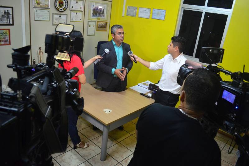 Agentes de segurança pública do Estado do Pará identificaram na tarde desta quinta-feira, 1 de novembro, após ouvir os depoimentos das vítimas que estavam no navio Iluminado, embarcação de passageiros e cargas que sofreu um assalto ao sair de Breves em direção a Laranjal do Jari (Amapá), quatro dos sete criminosos envolvidos na ação pirata. A informação foi dada em entrevista coletiva à imprensa, nesta quinta-feira, pelo titular do Grupamento Fluvial, vinculado à Secretaria de Estado de Segurança Pública (Segup), delegado Dilermando Dantas, na sede do Gflu.
FOTO: ELIELSON MODESTO / ASCOM SEGUP
DATA: 02.11.2018
BELÉM - PARÁ <div class='credito_fotos'>Foto: Elielson Modesto / Ascom Segup | <a href='/midias/2018/originais/14ce517e-a6c9-4108-832e-cde595fe7c8d.jpg' download><i class='fa-solid fa-download'></i> Download</a></div>
