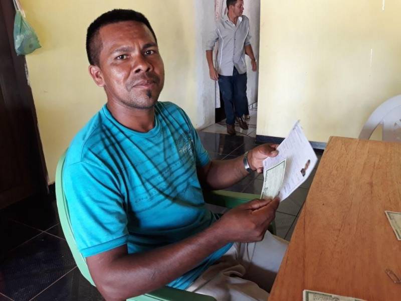Agricultores familiares da Colônia do Cruzador, a 50 quilômetros de Marapanim, foram beneficiados, nesta sexta-feira (4), com a Caravana Pro Paz Cidadania. No segundo dia de ação na região, os trabalhadores receberam os serviços de emissão de documentos de identidade, entre outros. A ação é realizada por meio de parcerias, com a Polícia Civil, Seaster, Defensoria Pública, entre outros, mas o trabalho se fortalece com a ajuda dos moradores locais que se voluntariam a participar da ação. Na foto, Cleudenilson Modesto Gonçalves.
FOTO: ASCOM / PRO PAZ
DATA: 04.05.2018
BELÉM - PARÁ <div class='credito_fotos'>Foto: ASCOM PRO PAZ | <a href='/midias/2018/originais/14cffcf6-9b73-48c0-af47-7e9975513379.jpg' download><i class='fa-solid fa-download'></i> Download</a></div>