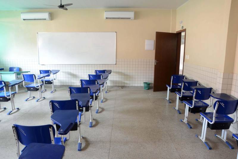Mais de 600 estudantes contam com um espaço moderno e totalmente revitalizado, com a entrega da Escola de Ensino Médio Salomão Matos (foto), em Salvaterra, no Arquipélago do Marajó. A unidade passou por obras de reforma e ampliação e recebeu, nesta terça-feira (4), a visita da secretária estadual de Educação, Ana Claudia Serruya Hage. “A entrega desta escola é um avanço muito grande, principalmente no termo de infraestrutura. Estamos deixando uma planilha com 142 escolas para próxima gestão entregar em 2019”, destacou a titular da Seduc.

FOTO: FERNANDO NOBRE / ASCOM SEDUC
DATA: 04.12.2018
SALVATERRA - PARÁ <div class='credito_fotos'>Foto: FERNANDO NOBRE/ASCOM SEDUC   |   <a href='/midias/2018/originais/14d11144-ae93-4724-bae4-c2e5aa48bfa6.jpg' download><i class='fa-solid fa-download'></i> Download</a></div>
