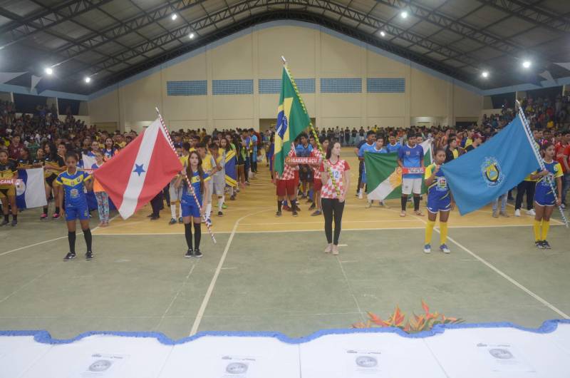 A cidade de Igarapé-Açu, no nordeste do Estado, sedia, até o próximo dia 20, a terceira etapa regional da 60ª edição dos Jogos Estudantis Paraenses (Jeps), uma ação esportivo-educacional que, ao longo de 60 anos propõe disseminar a cultura da paz e descobrir talentos esportivos. Cerca de 800 pessoas, entre atletas, professores e a comunidade participaram da cerimônia de abertura, nesta quarta-feira, 16, no ginásio Daniel Torres. Além de Igarapé-Açu, a terceira etapa também ocorre no município de Mocajuba.
FOTO: RAI PONTES / ASCOM SEDUC
DATA: 16.05.2018
IGARAPÉ-AÇU - PARÁ <div class='credito_fotos'>Foto: Rai Pontes/Ascom Seduc | <a href='/midias/2018/originais/14e38c0d-d890-4c2a-8e1c-2c74d44b7fec.jpg' download><i class='fa-solid fa-download'></i> Download</a></div>