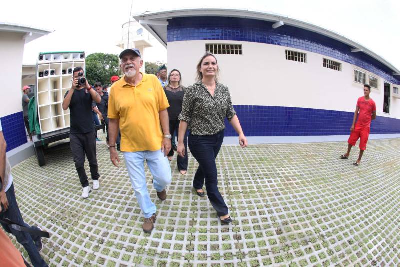 No último dia 14, a dona de casa Francisca Correa foi assaltada quando saia da igreja, no município de Primavera, nordeste do estado. dois rapazes a derrubaram da bicicleta e levaram sua bolsa. Francisca acabou se tornando uma das primeiras usuárias da nova Unidade Integrada de Polícia Pro Paz (UIPP) em Primavera. "Cheguei, fui rapidamente atendida e os dois rapazes já foram, inclusive, presos", disse. Francisca, que voltou à UIPP nessa segunda-feira, dia 19, para buscar o boletim de ocorrência. Coincidentemente, o mesmo dia em que a unidade foi oficialmente entregue à população pelo governador Simão Jatene. Não que a gente goste de vir aqui, né?", afirmou Francisca. Delegacia nunca é bom, completou a dona de casa. "Mas, quando a gente chega num lugar novo e é bem atendida, aí se sente mais tranquila, principalmente numa hora de sofrimento como essa, de um assalto", concluiu.
FOTO: RODOLFO OLIVEIRA / AG. PARÁ
DATA: 19.03.2018
PRIMAVERA - PARÁ <div class='credito_fotos'>Foto: Rodolfo Oliveira/Ag. Pará | <a href='/midias/2018/originais/14e4b3a8-e25d-46ca-b81b-33715615d7d0.jpg' download><i class='fa-solid fa-download'></i> Download</a></div>
