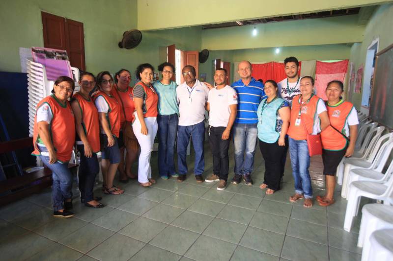 O governador Simão Jatene está no município de Bragança, nordeste do Estado, neste sábado (19), para visitar algumas das localidades atingidas pelas enchentes provocadas pelas chuvas do início da semana. A Defesa Civil Estadual está articulando as secretarias de Estado para atender às pessoas afetadas pelos alagamentos. Até o momento são três famílias desabrigadas e mais de três mil pessoas afetadas, principalmente na comunidade de Maranhãozinho. A prefeitura decretou estado de alerta. Uma sala de situação foi montada no município para o gerenciamento das ações que atendem às famílias. Na foto, o governador Simão Jetene em visita a unidade do Pro Paz no município.
FOTO: RODOLFO OLIVEIRA / AG. PARÁ
DATA: 19.05.2018
BRAGANÇA - PARÁ <div class='credito_fotos'>Foto: Rodolfo Oliveira/Ag. Pará | <a href='/midias/2018/originais/14eb0cf5-ed61-4904-8988-13fb45b59bae.jpg' download><i class='fa-solid fa-download'></i> Download</a></div>