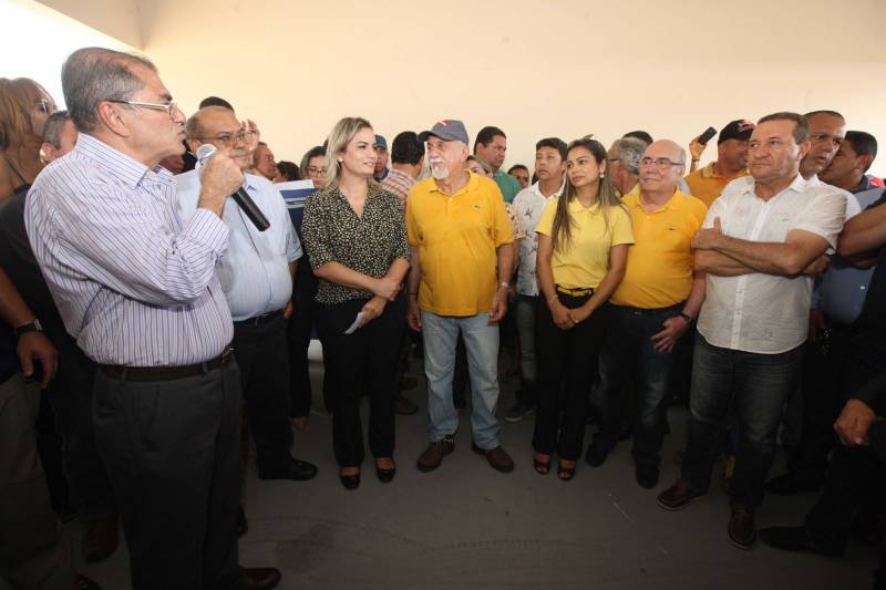 No último dia 14, a dona de casa Francisca Correa foi assaltada quando saia da igreja, no município de Primavera, nordeste do estado. dois rapazes a derrubaram da bicicleta e levaram sua bolsa. Francisca acabou se tornando uma das primeiras usuárias da nova Unidade Integrada de Polícia Pro Paz (UIPP) em Primavera. "Cheguei, fui rapidamente atendida e os dois rapazes já foram, inclusive, presos", disse. Francisca, que voltou à UIPP nessa segunda-feira, dia 19, para buscar o boletim de ocorrência. Coincidentemente, o mesmo dia em que a unidade foi oficialmente entregue à população pelo governador Simão Jatene. Não que a gente goste de vir aqui, né?", afirmou Francisca. Delegacia nunca é bom, completou a dona de casa. "Mas, quando a gente chega num lugar novo e é bem atendida, aí se sente mais tranquila, principalmente numa hora de sofrimento como essa, de um assalto", concluiu.
FOTO: RODOLFO OLIVEIRA / AG. PARÁ
DATA: 19.03.2018
PRIMAVERA - PARÁ <div class='credito_fotos'>Foto: Rodolfo Oliveira/Ag. Pará | <a href='/midias/2018/originais/14eccd4e-af1d-4ca5-928a-85d3cca756b7.jpg' download><i class='fa-solid fa-download'></i> Download</a></div>