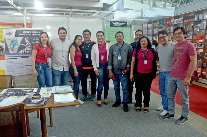 "A leitura que transforma" é a expressão metafórica simboliza o projeto "Remição de pena pela leitura e produção textual" (foto), em execução nas unidades prisionais da Região Metropolitana de Belém (RMB) e do interior do Estado. Nesta quinta-feira (7), uma mostra do projeto foi apresentada no estande da Secretaria de Estado de Educação (Seduc), na 22ª Feira Pan-Amazônica do Livro, no Hangar Convenções e Feiras da Amazônia, em Belém. Referência na Educação Prisional, o projeto é realizado pela Escola Estadual Roberto Carlos Nunes Barroso. Na feira, foram mostrados os resultados do projeto, tais como: exibição de curta metragem, exposição de fotos do sarau literário, declamação de poesias e exposição de marcadores, quadrinhos, entre outras.
FOTO: RAI PONTES / ASCOM SEDUC
DATA: 07.06.2018
BELÉM - PARÁ <div class='credito_fotos'>Foto: Rai Pontes/Ascom Seduc | <a href='/midias/2018/originais/14fdcb21-bcef-49f0-96a6-369352ed70ac.jpg' download><i class='fa-solid fa-download'></i> Download</a></div>