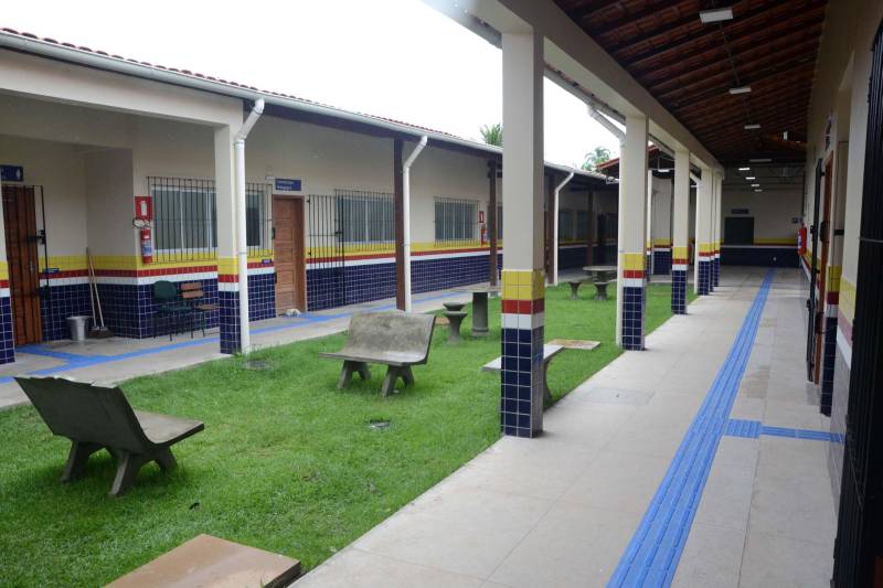 A Secretaria de Estado de Educação realizou na tarde desta terça-feira (04) visita para entrega de obra da Escola Estadual de Ensino Fundamental e Médio Dra. Ester Mouta (foto), no município de Ponta de Pedras, na Ilha do Marajó. “A toda a comunidade e munícipe de Ponta de Pedras, a Escola Ester Mouta”, entregou a Secretaria de Estado de Educação, Ana Claudia Serruya Hage. “Nos inauguramos a escola com padrão de qualidade e agora cabe a todos os alunos, diretores e professores zelarem por esta escola que é um patrimônio púbico e que certamente várias gerações ainda passarão por ela. E que possamos manter ainda mais a cultura e a educação elevada em Ponta de Pedras", frisou Ana Claudia.
FOTO: FERNANDO NOBRE / ASCOM SEDUC
DATA: 04.12.2018
PONTAS DE PEDRAS - PARÁ <div class='credito_fotos'>Foto: FERNANDO NOBRE/ASCOM SEDUC | <a href='/midias/2018/originais/15044300-79be-4778-bc25-4a4c04fdd890.jpg' download><i class='fa-solid fa-download'></i> Download</a></div>
