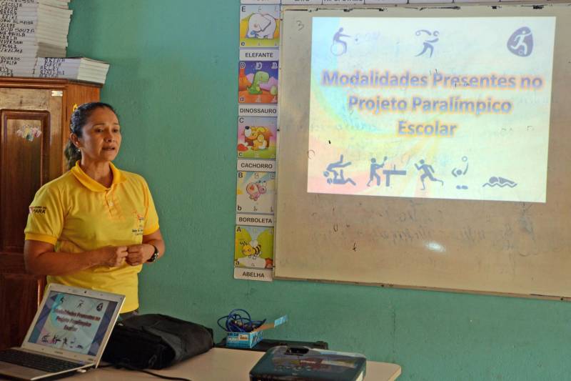Com o tema Esporte Adaptado, a Secretaria de Estado de Educação (Seduc), por meio do Núcleo de Esporte e Lazer (NEL), levou para o município de Mãe do Rio, no nordeste paraense, nesta quarta-feira (09), a formação para professores e estudantes de Educação Física sobre incentivo à prática esportiva por Pessoas com Deficiências (PCD) e Paralimpíadas Escolares. Atualmente, estão matriculadas na rede pública estadual de ensino quase 11 mil pessoas com deficiência. A formação, que ocorreu na Escola Municipal Santa Rita, faz parte da programação dos Jogos Estudantis Paraenses (JEPs), realizados no município até o próximo domingo (13). Na foto, a técnica Clea Gisane Rodrigues, do NEL.
FOTO: ELISEU DIAS / ASCOM SEDUC
DATA: 09.05.2018
MÃE DO RIO - PARÁ <div class='credito_fotos'>Foto: Eliseu Dias / Ascom Seduc | <a href='/midias/2018/originais/15064129-e8d5-419a-8e03-90e3f60b39be.jpg' download><i class='fa-solid fa-download'></i> Download</a></div>