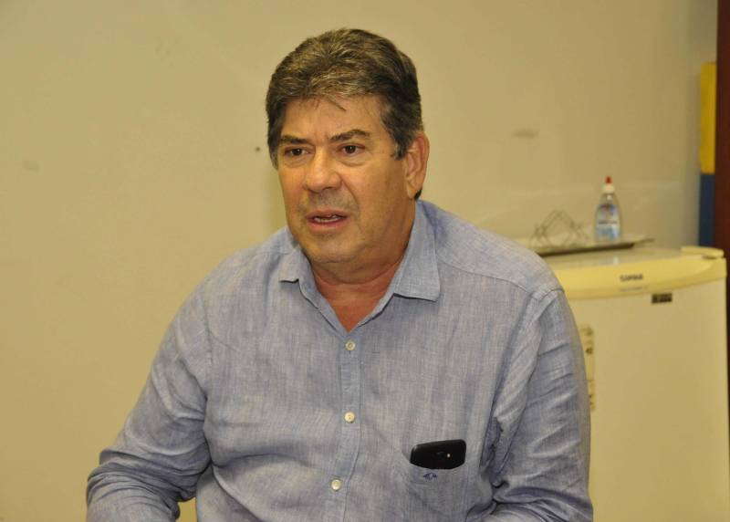 A Secretaria de Estado de Saúde Pública (Sespa) reuniu-se nesta sexta-feira, 18, com o prefeito José Delcicley Vieira e a secretária de Saúde de Melgaço, Vera Rodrigues, para discutir ações estratégicas de prevenção e investigação contra o vírus da raiva humana no município. Ficou acertado que a Sespa fará um convênio para o custeio mensal de R$ 90 mil que será disponibilizado por seis meses ao município. As ações se concentram em localidades ao longo do rio Laguna, cerca de 70 km da sede de Melgaço, onde residem aproximadamente 3.000 pessoas. Foram traçadas algumas metas, entre elas o aumento da cobertura vacinal, que é uma das prioridades. “Estamos intensificando as ações para conter o vírus nesse local especificamente de risco. Futuramente vamos expandir a vacinação para outras localidades, caso necessário, sempre em conjunto com o município”, informou o diretor do Departamento de Epidemiologia da Sespa, Amiraldo Pinheiro. Na foto, o secretário adjunto da Sespa, Arthur Lobo.
FOTO: JOSÉ PANTOJA / ASCOM SESPA
DATA: 18.05.2018
MELGAÇO - PARÁ <div class='credito_fotos'>Foto: José Pantoja / Ascom Sespa | <a href='/midias/2018/originais/150917b7-2f23-44f0-a8cf-2fc274499fe3.jpg' download><i class='fa-solid fa-download'></i> Download</a></div>