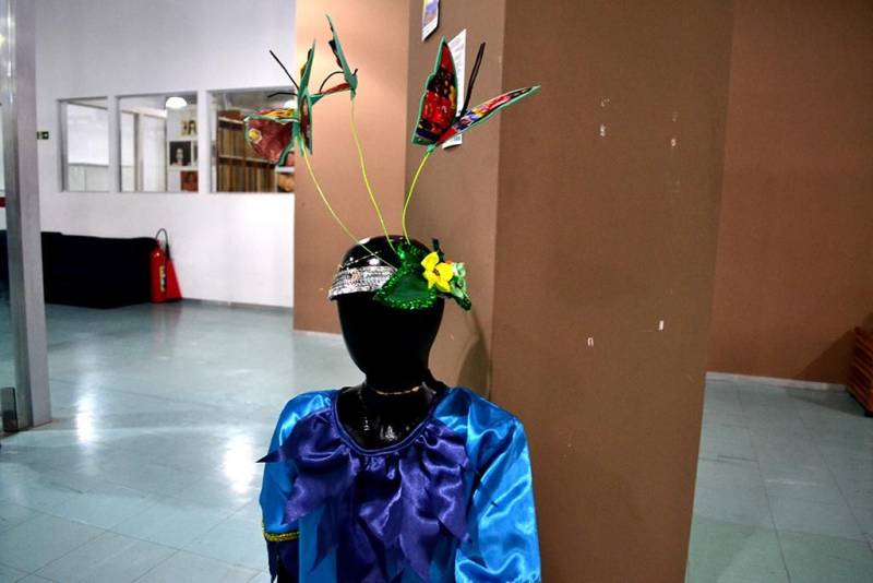 Além de usufruir dos serviços oferecidos, quem frequentar o terceiro andar da Biblioteca Pública Arthur Vianna, da Fundação Cultural do Pará (FCP), até o dia 23 de fevereiro, poderá conferir no hall uma exposição de indumentárias que a Escola de Samba Crias do Curro Velho usou no desfile de carnaval deste ano. No total são 11 indumentárias (foto) entre fantasias das alas e adereços, usadas pelas crianças e adolescentes durante o desfile no último dia 3. Todos terão a oportunidade conhecer o árduo trabalho desenvolvido nas Oficinas Curro Velho no início do ano por funcionários e voluntários.
FOTO: ASCOM / FCP
DATA: 15.02.2018
BELÉM - PARÁ <div class='credito_fotos'>Foto: ASCOM FCP | <a href='/midias/2018/originais/1511d9c5-2b56-4145-9000-5b39be47c9f7.jpg' download><i class='fa-solid fa-download'></i> Download</a></div>