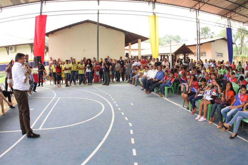 Um painel, no pátio da Escola Estadual de Ensino Médio Ruth Guimarães Ferreira, no distrito de Murinim, em Benevides, mostra 16 alunos da unidade aprovados nos últimos vestibulares. Desses, 12 irão estudar na Universidade Federal do Pará (UFPA). São os primeiros resultados de um processo que começou há nove meses, quando a escola entrou em reforma e ampliação. A nova “Ruth Guimarães Ferreira” foi entregue oficialmente nesta segunda-feira, 26, pelo governador Simão Jatene. Reformada e ampliada, a escola tem agora seis salas de aula; quatro laboratórios (multiuso, multidisciplinar, informática e de leitura); cozinha; refeitório e dispensa; quadra poliesportiva, vestiários feminino e masculino; área de convivência; sala para Atendimento Educacional Especializado (AEE) e acessos para pessoas com deficiência. Espaços de sobra para seus 892 alunos, distribuídos em três turnos do Ensino Médio. A obra custou R$ 2,446 milhões. Na foto, o deputado Eliel Faustino.
FOTO: CRISTINO MARTINS / AG. PARÁ
DATA: 26.03.2018
BENEVIDES - PARÁ <div class='credito_fotos'>Foto: Cristino Martins/Ag. Pará | <a href='/midias/2018/originais/151ddb60-d544-49b8-a4af-0840716539fc.jpg' download><i class='fa-solid fa-download'></i> Download</a></div>