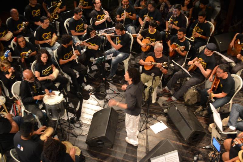 Um repertório inteiro baseado na obra de Jacob do Bandolim, muitos sorrisos e uma plateia extremamente participativa e atenta. Assim foi a noite da última sexta-feira, 4, no Teatro Experimental Waldemar Henrique, na Praça da República, em Belém. O espetáculo (foto) promovido por mais de 45 músicos foi o encerramento do primeiro módulo do projeto, uma iniciativa da Fundação Cultural do Pará que desde 2006 reúne músicos em vários estágios de aprendizado e de várias idades - dos 13 aos 60 - e difunde o choro como um dos principais estilos musicais paraenses.
FOTO: ASCOM / FCP
DATA: 05.05.2018
BELÉM - PARÁ <div class='credito_fotos'>Foto: ASCOM FCP | <a href='/midias/2018/originais/152dd3a9-1026-428b-bd67-9cfc275d24bb.jpg' download><i class='fa-solid fa-download'></i> Download</a></div>