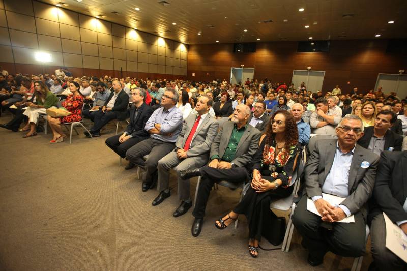 O primeiro dia do Fórum Permanente de Prefeitas e Prefeitos dos Municípios Sustentáveis contou com a participação de 85 prefeitos , 17 vices e 21 secretários municipais dos 141 municípios manifestaram interesse em adotar as diretrizes do programa. Para o governador Simão Jatene (foto), esta grande participação simboliza a união de agentes públicos que colocaram os interesses coletivos acima dos interesses individuais para construir um estado melhor para todos. Com o tema “Gestão Compartilhada”, o evento traz as experiências e os desdobramentos das agendas governamentais que foram planejadas em parceria com as gestões municipais. Através da Secretaria Extraordinária de Municípios Sustentáveis (Semsu) Governo do Pará, por meio da Semsu, investe na capacitação dos municípios para a promoção de uma gestão fiscal eficiente. Para Izabela Jatene, este primeiro dia serviu para sinalizar o quanto os gestores estão preocupados com o equilíbrio da questão fiscal dos municípios e em desenvolver uma governança compartilhada para desenvolver seus municípios.
FOTO: ANTÔNIO SILVA / AG. PARÁ
DATA: 07.02.2018
BELÉM - PARÁ <div class='credito_fotos'>Foto: Antônio Silva/Ag. Pará | <a href='/midias/2018/originais/152f40b6-1133-4a94-9bbc-2d7d021f4cc2.jpg' download><i class='fa-solid fa-download'></i> Download</a></div>