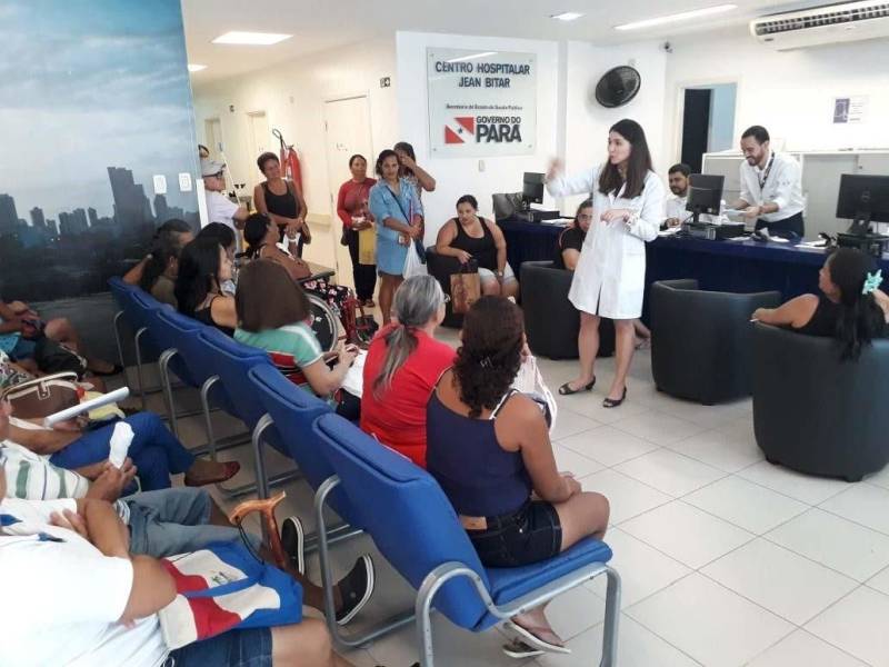 A atuação ética da profissão foi um dos temas da Semana de Enfermagem no ‘Jean Bitar” (foto), que também desatacou a melhoria constante do ambiente de trabalho e das relações entre técnicos e usuários dos serviços. A programação contou ainda com apresentação oficial da Comissão de Ética de Enfermagem, lançamento Manual de Medidas de Isolamento, além de destacar importância da prevenção de infecção na corrente sanguínea que inicia com pulsação periférica. A inovação do evento ficou por conta da “Exposição de talentos” de colaboradores e a arrecadação de donativos para auxiliar famílias desabrigadas pela enchente em Paragominas, mês passado.

FOTO: ASCOM / HJB
DATA: 20.05.2018
BELÉM - PARÁ <div class='credito_fotos'>Foto: ASCOM HJB   |   <a href='/midias/2018/originais/1530aa73-3f48-459e-8fcb-05cd0be47421.jpg' download><i class='fa-solid fa-download'></i> Download</a></div>
