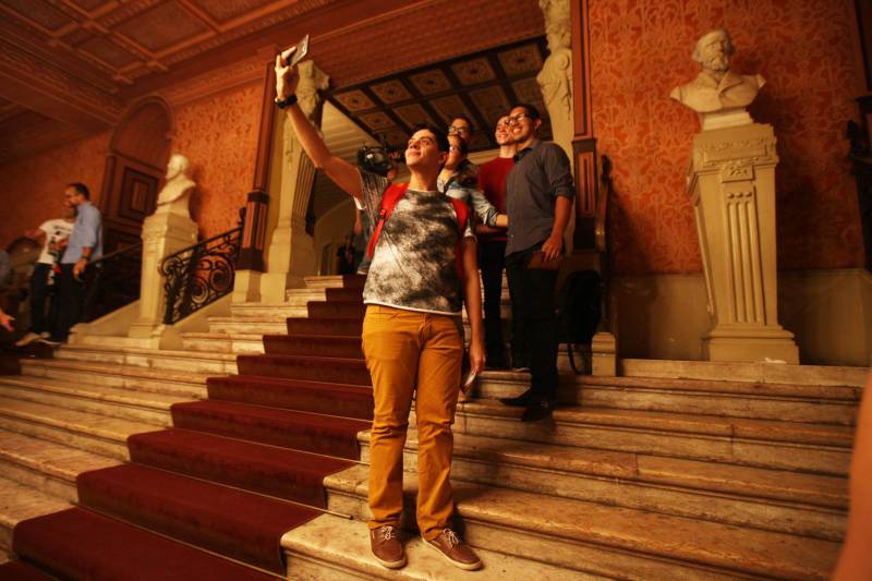 Os sons tradicionais de ritmos da Amazônia se misturaram com arranjos jazzísticos na noite de quinta-feira (15), no concerto “Celebrando o Theatro da Paz e Waldemar Henrique”, realizado pela Amazônia Jazz Band para comemorar os 140 anos do teatro e os 113 anos do maestro paraense, um dos mais importantes do país. Com a regência do maestro Nelson Neves, a noite teve uma convidada especial que encantou a plateia com seu tom de voz, a cantora Simone Almeida. O evento foi uma realização do Governo do Estado do Pará, por meio da Secretaria de Estado de Cultura (Secult) e da Academia Paraense de Música (APM). Para começar o espetáculo, “Foi Boto, Sinhá”, composição de Waldeco - como é carinhosamente chamado o regente e compositor - com arranjo de Tynnoko Costa, já arrebatou o público: sons de pássaros, barulhos de folhagens em movimento, de água. Um pouco da floresta era possível ouvir, de forma instrumental, em excelente execução dos músicos da big band. Logo depois, uma composição norte-americana deu o tom da noite de gala. Com sonoridade marcante, “The Phat Pack”, de Gordon Goodwin, mostrou como o jazz clássico pode combinar com a sonoridade da nossa região. Na foto, Túlio Aquino, 26, biólogo.
FOTO: CARLOS SODRÉ / AG PARÁ
DATA: 16.02.2018
BELÉM - PARÁ <div class='credito_fotos'>Foto: CARLOS SODRÉ / AG. PARÁ | <a href='/midias/2018/originais/1531ecf7-49fc-4e57-b468-71a2d579f444.jpg' download><i class='fa-solid fa-download'></i> Download</a></div>