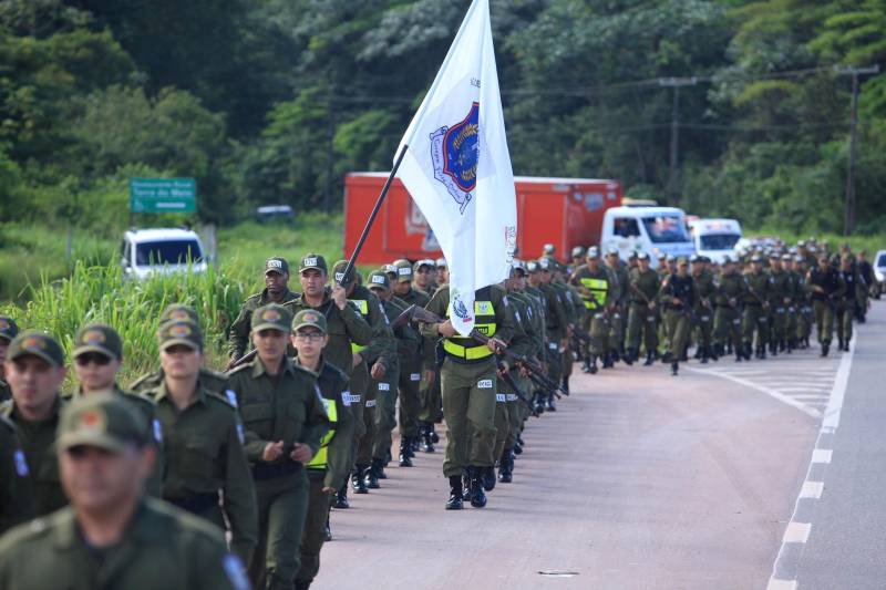 Cerca de 2.400 policiais militares que estão em processo de formação por meio dos Cursos de Formação de Praças (CFP), de Oficiais (CFO), de Habilitação de Oficiais (CHO) e de Adaptação de Oficiais (CHO). Durante a caminhada (foto), a Academia de Polícia Militar “Cel Fontoura” executou a primeira marcha administrativa para exercitar os pelotões do Curso de Formação de Oficiais (CFO) e do Curso de Adaptação de Oficiais da PMPA (CADO) nos deslocamentos a pé por longos percursos. A caminhada de 10 Km contou com a participação de 183 alunos da Academia de Polícia Militar.
FOTO: MÁCIO FERREIRA / AG. PARÁ
DATA: 15.02.2018
MARITUBA - PARÁ <div class='credito_fotos'>Foto: MÁCIO FERREIRA/ AG. PARÁ | <a href='/midias/2018/originais/153f656e-bdee-4d02-b1e9-04a2c2c7dd9f.jpg' download><i class='fa-solid fa-download'></i> Download</a></div>