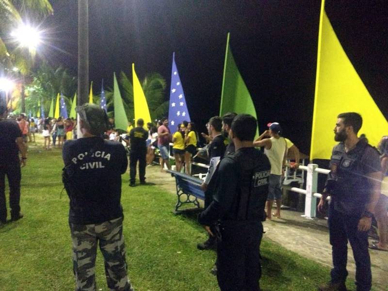 Durante as ações previstas na Operação Verão, as Polícias Civil e Militar, em conjunto com agentes de trânsito do Detran, realizaram, neste final de semana, diversas fiscalizações para prevenir ocorrências de crimes no trânsito e verificar a regularidade de veículos em tráfego nas cidades de Salvaterra e Soure, na Ilha do Marajó. Entre a noite de sexta-feira (6) e a madrugada deste domingo (8), barreiras de fiscalização foram montadas para abordar veículos em trânsito e verificar documentação. "Foram feitas revistas nas bagagens, abordagem em pessoas em atitudes suspeitas e blitzes com o Detran. No geral, tudo calmo, mas tivemos muita infração administrativa constatada pelos agentes do Detran", explica o delegado Rodrigo Amorim, titular da Superintendência da Polícia Civil na Região do Marajó Oriental, que abrange as cidades de Soure e Salvaterra, e outros quatro municípios. A maioria das infrações constatadas era quanto ao atraso no pagamento do Imposto Sobre a Propriedade de Veículos Automotores (IPVA).
FOTO: ASCOM / POLÍCIA CIVIL
DATA: 08.07.2018
SOURE - PARÁ <div class='credito_fotos'>Foto: Ascom / Polícia Civil | <a href='/midias/2018/originais/1541b583-b115-4925-b6d5-dc4d86739456.jpg' download><i class='fa-solid fa-download'></i> Download</a></div>
