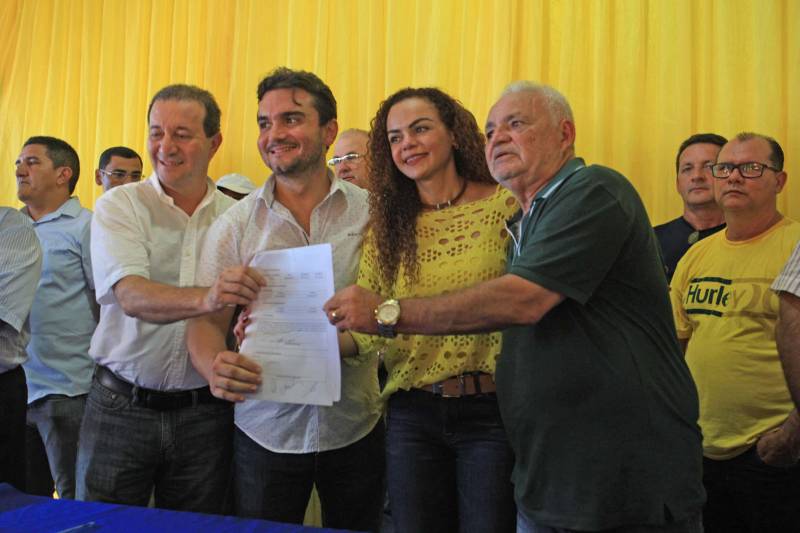 A agenda de fortalecimento das gestões municipais por meio da integração entre governo do Estado e prefeituras teve novo capítulo nesta segunda-feira (4) em Bragança, no nordeste do Pará, com a celebração de convênios que viabilizam obras e serviços nas áreas de infraestrutura e educação. A secretária extraordinária de Municípios Sustentáveis, Izabela Jatene, cumpriu agenda no município, pela manhã, ao lado de deputados federais e estaduais e autoridades locais. Na ocasião, ela entregou 16 novas viaturas para a Polícia Militar, para reforçar o trabalho de segurança pública na região. A cerimônia de assinatura dos convênios ocorreu no salão paroquial da comunidade Imaculada Conceição, às margens da Rodovia PA-112. “O governo do Estado está aqui hoje para cumprir mais uma agenda que tem como objetivo garantir autonomia às gestões municipais por meio da pactuação com o Estado. Vale lembrar que isso só é possível porque o Pará tem contas equilibradas que permitem que os investimentos não parem e porque Bragança está com a situação fiscal em dia. E, claro, porque vocês pagaram seus impostos”, frisou Izabel Jatene.

FOTO: RODOLFO OLIVEIRA / AG. PARÁ
DATA: 04.06.2018
BELÉM - PARÁ <div class='credito_fotos'>Foto: Rodolfo Oliveira/Ag. Pará   |   <a href='/midias/2018/originais/1544c23e-a1cd-41e0-8605-ca4754562330.jpg' download><i class='fa-solid fa-download'></i> Download</a></div>