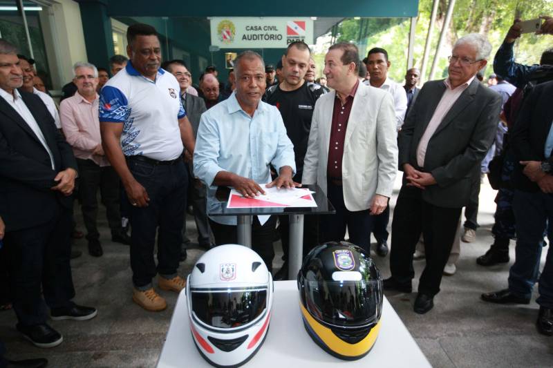 Polícia Militar, Guarda Municipal e Secretarias Municipais de Segurança Pública de 17 cidades do interior paraense receberam motos para ampliar o policiamento ostensivo e para atender ocorrências em suas sedes. Os veículos adquiridos pelo Governo do Estado são provenientes de emenda parlamentar de três deputados da Assembleia Legislativa do Pará (ALEPA), e entregues (foto) nesta segunda-feira (28) durante cerimônia na sede da Casa Civil, em Belém. Ao todo foram entregues 44 motos do modelo Honda XRE 300 CC, todas com kit sinalizador acústico e visual, rastreador, dois capacetes e queixeiras. Prefeitos, secretários de segurança, representantes das polícias, guardas municipais e deputados estiveram presentes na solenidade e ressaltaram a importância de ampliar a frota de veículos para dar apoio a segurança dos municípios.
FOTO: MÁCIO FERREIRA / AG. PARÁ
DATA: 28.05.2018
BELÉM - PARÁ <div class='credito_fotos'>Foto: MÁCIO FERREIRA/ AG. PARÁ | <a href='/midias/2018/originais/155443a9-b884-4342-a9a7-a69172e75bb3.jpg' download><i class='fa-solid fa-download'></i> Download</a></div>
