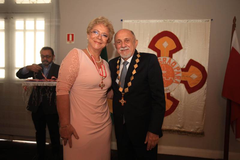 O Governo do Estado do Pará concedeu hoje 230 comendas do Mérito Grão-Pará (foto), a mais alta do Estado, a autoridades e servidores que se destacaram nos últimos oito anos de serviços prestados à população. “O ciclo que encerramos hoje não encerra nossa missão de servir ao público, porque uma vez servidores públicos, trabalhando em benefício da população, nunca mais deixamos de sê-lo, pois essa missão fica gravada em nossos corações”, disse o governador Simão Jatene aos agraciados. O governador entregou, pessoalmente, uma a uma as condecorações.  Das 230 medalhas, 14 foram no grau de Grande Oficial, 60 no grau de Comendador, 8 no grau de Oficial e 11 no grau de Cavaleiro aos servidores civis. Entre os militares, 4 receberam no grau de Comendador, 38 de Oficial e 109 no grau de Cavaleiro.

FOTO: CRISTINO MARTINS / AG. PARÁ
DATA: 31.12.2018
BELÉM - PARÁ <div class='credito_fotos'>Foto: Cristino Martins/Ag. Pará   |   <a href='/midias/2018/originais/1554a2dc-8bb0-4ab2-92e5-745135be0797.jpg' download><i class='fa-solid fa-download'></i> Download</a></div>