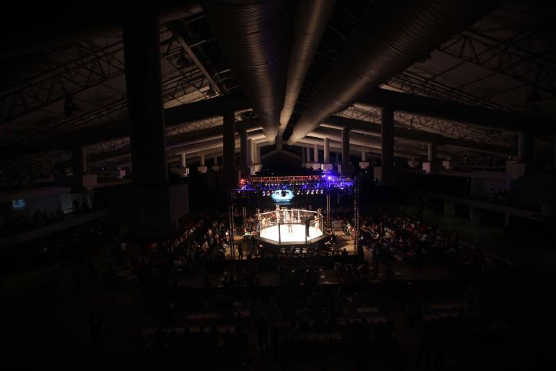 O mundo do MMA conheceu neste sábado os novos guerreiros paraenses. Dos 34 lutadores que entraram no octógono do Jungle Fight 93, 31 representaram o estado. Destaque para Ivanildo Monstrinho e Francisco Figueiredo, que conquistaram os cinturões interinos das categorias 57kg e 61kg, respectivamente, diante do público que lotou o Centro de Convenções da Amazônia – Hangar, com apoio da Secretaria de Estado de Esporte e Lazer.
FOTO: THIAGO GOMES / AG. PARÁ
DATA: 28.04.2018
BELÉM - PARÁ <div class='credito_fotos'>Foto: Thiago Gomes /Ag. Pará | <a href='/midias/2018/originais/155635c7-e368-4abb-b7e0-71710cc6d93e.jpg' download><i class='fa-solid fa-download'></i> Download</a></div>