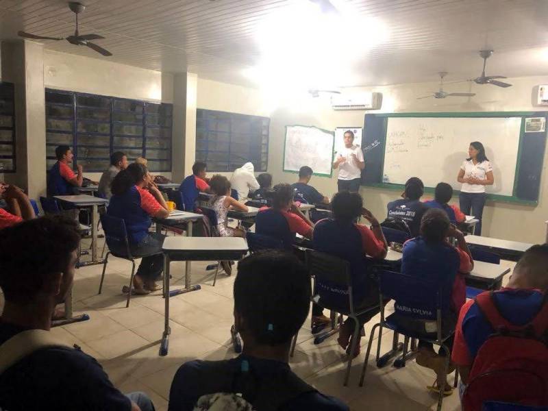 Cerca de 250 estudantes de escolas públicas do ensino fundamental e médio foram alvo da ação de educação em saúde promovida pela Unidade de Alta Complexidade em Oncologia Dr Vitor Moutinho (Unacon), em Tucuruí, com o objetivo de combater o tabagismo que é responsável por cerca de 30% das mortes pelos mais diversos tipos de câncer, entre eles, de pulmão,  laringe, faringe, esôfago, estômago, pâncreas, fígado, rim, bexiga, colo do útero e leucemias. A ação realizada pelo Grupo de Trabalho de Humanização (GTH) da unidade, que é referência no tratamento de câncer no sudeste paraense, levou especialistas às escolas para alertar sobre os perigos do tabagismo que atualmente é o maior fator de risco evitável de adoecimento e morte no mundo e, cada vez mais, envolve crianças e adolescentes. Na foto, o médico oncologista da Unacon, Leandro Almeida (camisa branca) durante as ações nas escolas de Tucuruí.

FOTO: ASCOM / UNACON
DATA: 19.05.2018
TUCURUÍ - PARÁ <div class='credito_fotos'>Foto: Ascom Unacon   |   <a href='/midias/2018/originais/1561df80-4251-4439-93ab-e66cf14ac7f6.jpg' download><i class='fa-solid fa-download'></i> Download</a></div>