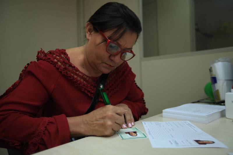 Nesta quarta-feira (2), a Secretaria de Assistência Social, Trabalho, Emprego e Renda (Seaster) realizou, na Casa do Trabalhador, uma ação de cidadania alusiva ao Dia do Trabalhador, celebrado ontem (1°). A programação contou com emissão de RG, encaminhamento para carteira de trabalho, intermediação de mão de obra através do SINE, testes rápidos de Hepatite C, atendimento médico com clínico geral, orientação jurídica e de contabilidade, cadastro e emissão de carteiras para artesãos, palestras e serviços de beleza. Iara Carvalho, de 22 anos, acordou cedo para participar da ação. Ela, que procura um emprego, foi encaminhada para a intermediação de mão de obra do SINE e aproveitou, também, para fazer um atendimento jurídico. “Fiquei sabendo da ação pela minha tia e vim participar. Conheço pessoas que conseguiram emprego pelo SINE e vim me cadastrar na torcida de conseguir um também. Espero já sair daqui com alguma entrevista marcada”, disse. Na foto, Maria de Fátima Vieira, de 49 anos.
FOTO: MÁCIO FERREIRA / AG. PARÁ
DATA: 02.05.2018
BELÉM - PARÁ <div class='credito_fotos'>Foto: MÁCIO FERREIRA/ AG. PARÁ | <a href='/midias/2018/originais/15681b8f-2de6-4f04-baa5-08f35c7cb67a.jpg' download><i class='fa-solid fa-download'></i> Download</a></div>