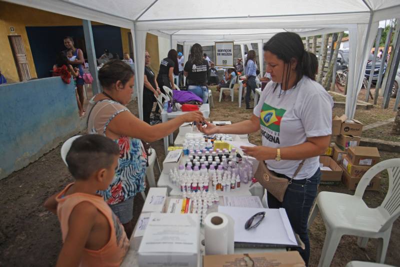 Aos 22 anos, Cláudio Cardoso está desempregado e procura um trabalho para sustentar o filho. Neste domingo (11) ele aproveitou a presença da Caravana Pro Paz no município de Barcarena, distante 15 quilômetros da capital, para retirar seus documentos e até aproveitou para cortar os cabelos. Na segunda-feira (12) pretende sair em busca de um emprego. Ele é um dos mil beneficiados pelos atendimentos feitos na cidade pela Caravana Pro Paz, uma ação do Governo do Pará, que busca garantir o acesso da população mais carente a serviços de atenção às necessidades básicas do cidadão, como atendimentos médicos, exames, vacinação, entre outros, com ações de mobilização em diversas regiões e municípios, a fim de fortalecer a cidadania paraense. “Os documentos e aparências são muito importantes para conseguir um trabalho, por isso estou aproveitando para fazer tudo para na segunda-feira continuar procurando emprego”, comentou Claudio. Ele está separado e quer encontrar um trabalho para sustentar o filho. A Caravana Pro Paz está iniciando os trabalhos em 2018 por Barcarena, nas comunidades de Vila Nova, Bom futuro e Burajuba afetadas pelo transbordamento de rejeitos da Hydro Alunorte, no início deste mês. Os serviços de retirada de documentos (Certidão de Nascimento, RG, Registro Social, ID Jovem), atendimento médico (pediatria, ginecologia e clínica geral), consulta jurídica, exames vacinas e cortes de cabelo foram ofertados em parceria com a Prefeitura do município.
FOTO: IGOR BRANDÃO / AG PARÁ
11.03.2018
BARCARENA - PARÁ <div class='credito_fotos'>Foto: IGOR BRANDÃO / AG. PARÁ | <a href='/midias/2018/originais/15685b70-1f33-44d8-a8b1-4e54cfe9c54f.jpg' download><i class='fa-solid fa-download'></i> Download</a></div>