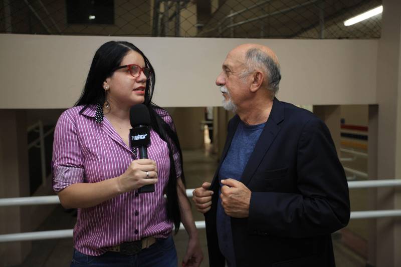 "Hoje vim para uma agenda de inauguração, mas vivi uma experiência de amor, que emana em cada ação dos alunos, professores, direção e de cada um que faz parte desta escola que se torna tão especial porque tem alma". A declaração foi feita pelo governador Simão Jatene (foto), nesta terça, 27, durante a inauguração da obra de reforma e ampliação da Escola Álvares de Azevedo, localizada no Bairro de Batista Campos, em Belém. O governador transformou a inauguração em uma grande confraternização. Passou a tarde na Escola e fez questão de cantar e dançar com os alunos, que expressaram muita gratidão pela obra. Atendendo atualmente 436 alunos, a “Álvares de Azevedo” é uma Unidade Especializada dedicada à educação de estudantes com deficiência visual, e que trabalha nos eixos da educação e da habilitação.
FOTO: MÁCIO FERREIRA / AG. PARÁ
DATA: 27.03.2018
BELÉM - PARÁ <div class='credito_fotos'>Foto: MÁCIO FERREIRA/ AG. PARÁ | <a href='/midias/2018/originais/156e092b-9a9c-4dce-901f-38ddda36e1e1.jpg' download><i class='fa-solid fa-download'></i> Download</a></div>