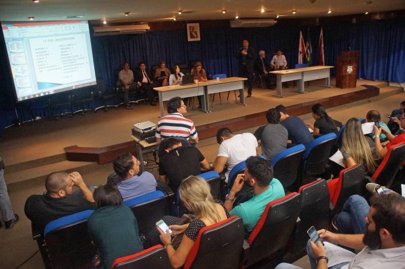 Mais de 120 Unidades Policiais, entre Seccionais, Delegacias e Unidades Integradas de Polícia, situadas em 111 municípios do Pará, receberão novos policiais civis, das categorias de escrivão, investigador e papiloscopista, aprovados no último concurso público. Ao todo, 474 policiais civis das três categorias concluíram o certame e foram empossados. Nesta sexta-feira (23), a Polícia Civil realizou a lotação dos servidores públicos, no auditório A, da Delegacia-Geral, em Belém. Foi quando os agentes policiais escolheram os locais de trabalho no interior do Estado. Além das lotações, os novos policiais civis receberam as armas e demais materiais de trabalho para iniciar as atividades. O procedimento de lotação teve início pela manhã e se estendeu por todo o dia.
FOTO: ASCOM / POLÍCIA CIVIL
DATA: 23.03.2018
BELÉM - PARÁ <div class='credito_fotos'>Foto: Ascom / Polícia Civil | <a href='/midias/2018/originais/1570ea85-e0e8-4dc1-b8dc-14fe15689a43.jpg' download><i class='fa-solid fa-download'></i> Download</a></div>