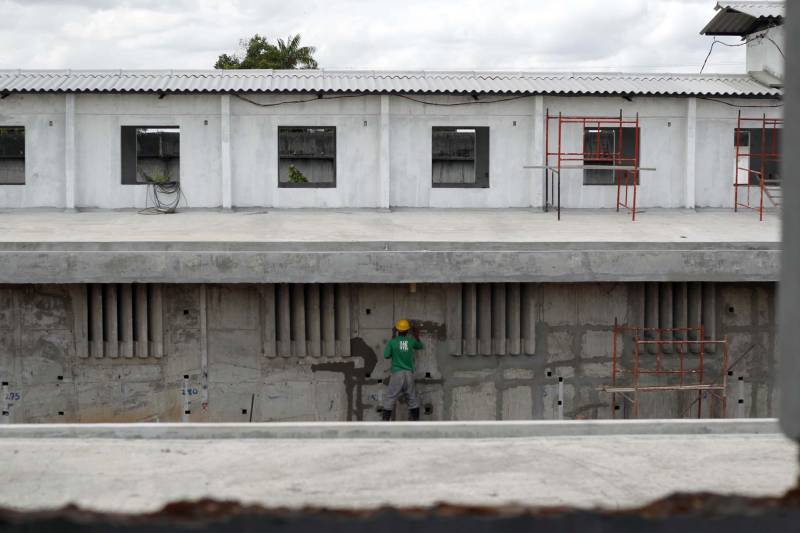 As obras de ampliação de dois novos pavilhões no Centro de Recuperação Penitenciário do Pará I (CRPP I), localizado no Complexo Penitenciário de Santa Izabel, já estão com mais de 70% do cronograma concluído. A obra é de responsabilidade da Secretaria de Estado de Desenvolvimento e Obras Públicas (Sedop) e executada pela M.D.S Construtora e Incorporadora, empresa contratada. Com a ampliação do CRPP I serão abertas 342 novas vagas para a custódia dos internos da Superintendência do Sistema Penitenciário do Estado (Susipe).

FOTO: AKIRA ONUMA/ASCOM SUSIPE
DATA: 28.11.2018
SANTA IZABEL- PARÁ <div class='credito_fotos'>Foto: Akira Onuma / Ascom Susipe   |   <a href='/midias/2018/originais/157d578a-4c8b-425c-bed3-9adb34cefe57.jpg' download><i class='fa-solid fa-download'></i> Download</a></div>