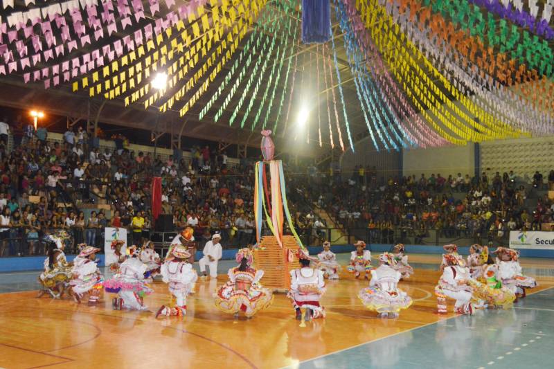O Arraial Municipal (foto) já virou uma tradição para os moradores do município de Paragominas, na região Rio Capim. Este ano, o público vai conferir o concurso de quadrilhas, comidas típicas e diversas apresentações culturais. Promovido pela Prefeitura de Paragominas, através da Secretaria Municipal de Cultura, Desporto e Lazer (Secult), o evento ocorre no período de 29 de junho à 1º de julho, na Praça do Ginásio Municipal de Esportes. Nesta edição, o Arraial traz o 8º Concurso Intermunicipal de Quadrilhas de Paragominas, que contará com a participação de doze concorrentes de sete municípios diferentes, como Belém, Igarapé-Açu, Abaetetuba, Concórdia do Pará, Ipixuna do Pará, São Miguel do Guamá e Tomé-Açu; e ainda diversos shows de bandas locais e de fora do município. “Este ano, quem passar pelo Ginásio de Esportes vai se divertir muito nesta festa que já virou uma tradição em Paragominas”, afirmou o prefeito Paulo Tocantins.
FOTO: ASCOM / PREFEITURA DE PARAGOMINAS
DATA: 30.06.2016
PARAGOMINAS - PARÁ <div class='credito_fotos'>Foto: ASCOM / PREFEITURA DE PARAGOMINAS | <a href='/midias/2018/originais/1585b1dd-2e33-4f27-a70d-b30552ad096b.jpg' download><i class='fa-solid fa-download'></i> Download</a></div>