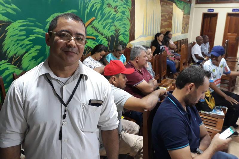 A população do município de Rurópolis, localizado na região de integração do Tapajós, participou na noite desta quinta-feira, 17, na Câmara de Vereadores, de reunião para conhecer o Centro Regional de Governo do Baixo Amazonas, estrutura administrativa implantada pelo Governo do Estado, com sede no município de Santarém, com o objetivo de estabelecer um novo modelo de gestão pública, a partir da governança compartilhada. Na foto, o presidente da Associação Comercial e Empresarial de Rurópolis, Adaías Torres.
FOTO: SAMUEL ALVARENGA / SECOM
DATA: 17.05.2018
SANTARÉM - PARÁ <div class='credito_fotos'>Foto: Samuel Alvarenga / Secom | <a href='/midias/2018/originais/1592263a-3aa6-4988-b5c5-86e850a9bfb4.jpg' download><i class='fa-solid fa-download'></i> Download</a></div>