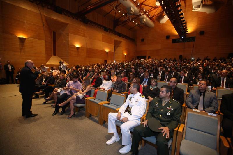 Para o governador Simão Jatene (foto), todos os nomeados podem se considerar – a partir do momento em que optaram por um concurso público no Pará – paraenses, “pois vão ajudar a construir o estado”. “Vocês terão a grata oportunidade de conhecer o estado pelo seu interior, o que é extremamente enriquecedor”, disse o governador. “Mas, preparem-se, pois terão poucos aplausos nos acertos e muitas e severas críticas ao menor erro”. Sobre o concurso e a posse dos novos delegados, Jatene disse que “mais um desafio foi vencido, que é o de ter um delegado para cada município”. “É mais um passo no sentido de combater a violência e melhorar os índices da segurança pública, o que nós fazemos mesmo com a crise que ainda assola o país”, disse o governador. “Enquanto existir essa vontade coletiva, unindo governo e sociedade, vamos vencer mais desafios, em todas as áreas”, concluiu Simão Jatene.
FOTO: SYDNEY OLIVEIRA / AG. PARÁ
DATA: 26.02.2018
BELÉM - PARÁ <div class='credito_fotos'>Foto: Sidney Oliveira/Ag. Pará | <a href='/midias/2018/originais/15961ea2-3106-4005-9d1e-2ccefa1dd2c1.jpg' download><i class='fa-solid fa-download'></i> Download</a></div>