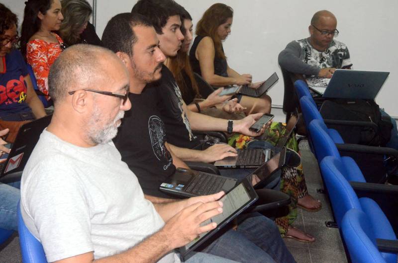 O celular, até então, grande vilão durante as aulas das escolas convencionais, promete ser um grande aliado da educação a partir da capacitação do Sedutec – programa que a Secretaria de Educação do Pará (Seduc), implanta na rede pública de ensino para disseminar o uso das ferramentas do Google para Educação, no âmbito das escolas e da gestão.

FOTO: ELISEU DIAS / ASCOM SEDUC
DATA: 25.05.2018
BELÉM - PARÁ <div class='credito_fotos'>Foto: Eliseu Dias / Ascom Seduc   |   <a href='/midias/2018/originais/15965a5a-27e3-4abb-9279-0fa6054ba315.jpg' download><i class='fa-solid fa-download'></i> Download</a></div>