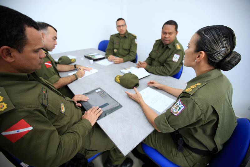 “Ser mulher é o primeiro desafio”. É assim que Erika Pereira (foto), a primeira mulher à frente do Comando de Policiamento da Capital II, descreve a sensação de fazer parte de uma corporação predominantemente formada por homens. A coronel é uma das cerca de 1.600 mulheres que atuam hoje na Polícia Militar (PM). Aos 41 anos, depois de 24 deles na PM, ela não se sente sozinha nessa missão e na ambição de ocupar cargos de liderança. 

FOTO: MÁCIO FERREIRA / AG. PARÁ
DATA: 27.05.2018
BELÉM - PARÁ <div class='credito_fotos'>Foto: MÁCIO FERREIRA/ AG. PARÁ   |   <a href='/midias/2018/originais/1598ea88-ebc3-4281-acb9-d475892331ec.jpg' download><i class='fa-solid fa-download'></i> Download</a></div>