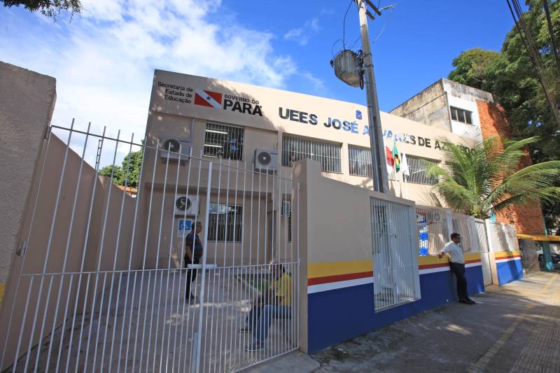 "Hoje vim para uma agenda de inauguração, mas vivi uma experiência de amor, que emana em cada ação dos alunos, professores, direção e de cada um que faz parte desta escola que se torna tão especial porque tem alma". A declaração foi feita pelo governador Simão Jatene, nesta terça, 27, durante a inauguração da obra de reforma e ampliação da Escola Álvares de Azevedo (foto), localizada no Bairro de Batista Campos, em Belém. O governador transformou a inauguração em uma grande confraternização. Passou a tarde na Escola e fez questão de cantar e dançar com os alunos, que expressaram muita gratidão pela obra. Atendendo atualmente 436 alunos, a “Álvares de Azevedo” é uma Unidade Especializada dedicada à educação de estudantes com deficiência visual, e que trabalha nos eixos da educação e da habilitação.
FOTO: MÁCIO FERREIRA / AG. PARÁ
DATA: 27.03.2018
BELÉM - PARÁ <div class='credito_fotos'>Foto: MÁCIO FERREIRA/ AG. PARÁ | <a href='/midias/2018/originais/159b74ae-4827-44c7-9dae-6b0969ea1126.jpg' download><i class='fa-solid fa-download'></i> Download</a></div>