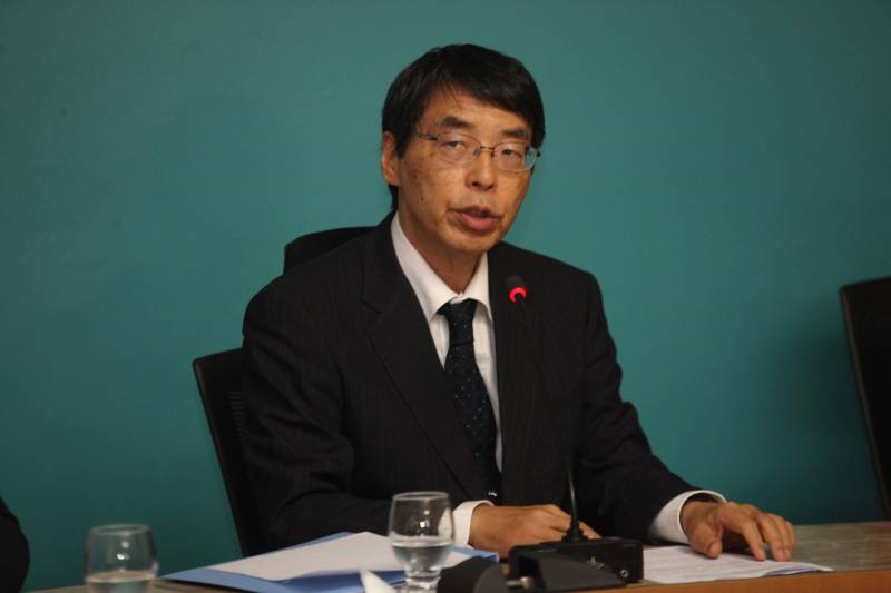 Governo do Estado, Agência de Cooperação Internacional do Japão (Jica) e Embaixada do Japão no Brasil assinaram no final da tarde desta sexta-feira a Ordem de Serviço que marca que marca o início das obras na Rodovia BR-316. As obras iniciam já na próxima segunda-feira.Com projeto arrojado, que trará grande reforma estrutural para a entrada da capital paraense, desde a rede de drenagem, até os chamados retoques finos, como paisagismo e moderna rede de iluminação pública em LED, abrange os municípios de Belém, Ananindeua e Marituba, em 10,8 km de extensão. As obras de reconstrução e requalificação incluem pistas com três faixas de rolagem nos dois sentidos, com pavimento flexível, uma faixa (em cada sentido) exclusiva para o BRT Metropolitano, duas ciclovias bidirecionais, gramado próximo à ciclovia para arborização, dois passeios para circulação de pedestres com 2,5m de largura, faixa de piso tátil e rampas de acessibilidade, de acordo com a legislação vigente, além de mobiliário urbano (bancos, lixeiras e abrigos em paradas de ônibus convencionais). Na foto, embaixador do Japão no Brasil, Akira  Yamada.

FOTO: SIDNEY OLIVEIRA / AG. PARÁ
DATA: 07.12.2018
BELÉM - PARÁ <div class='credito_fotos'>Foto: Sidney Oliveira/Ag. Pará   |   <a href='/midias/2018/originais/15a37e49-1a52-41e4-8764-caabf82d2022.jpg' download><i class='fa-solid fa-download'></i> Download</a></div>