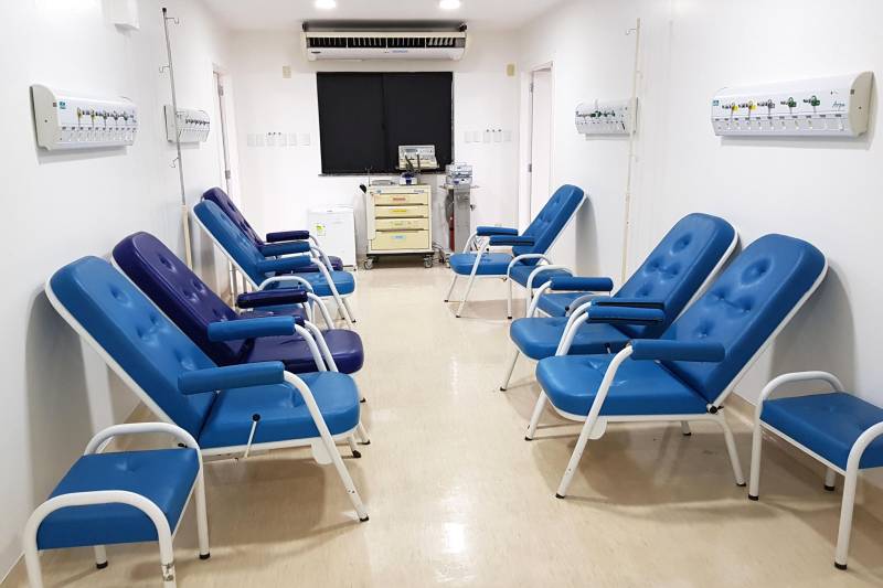 Com assistência de média e alta complexidade o Hospital Jean Bitar (HJB) é referência estadual na realização de endoscopia digestiva para o diagnóstico de inflamações do esôfago, estômago e duodeno, em usuários do Sistema Único de Saúde (SUS). Somente em 2017, o hospital realizou um total de 6.012 exames entre endoscopia alta, colonoscopia e retossigmoidoscopia. Na foto, sala de pacientes após endoscopia para paciente e acompanhante.
FOTO: ASCOM HJB
DATA: 14.02.2018
BELÉM - PARÁ <div class='credito_fotos'>Foto: ASCOM HJB | <a href='/midias/2018/originais/15a54606-bf16-4241-bd60-0d365609da6e.jpg' download><i class='fa-solid fa-download'></i> Download</a></div>