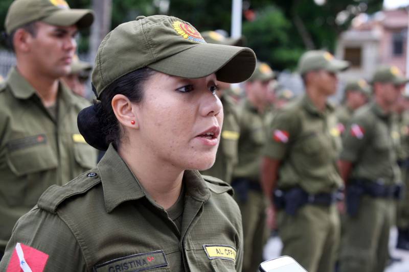 Cerca de 2 mil alunos do curso de formação de praças da Polícia Militar cumprem neste sábado (12) uma etapa importante da preparação: eles saem pela primeira vez às ruas, no estágio supervisionado, para vivenciar situações reais da carreira e, ao mesmo tempo, reforçar o policiamento ostensivo. Em Belém, cerca de 500 homens e mulheres se concentraram na Praça Santuário, em frente à Basílica de Nazaré, e saíram, em seguida, para diversos pontos da capital. A ação faz parte do pacote de medidas de combate à criminalidade e reforço da segurança pública anunciado pelo Governo do Estado. Na foto, Cristina Pantoja, policial feminina que inicia hoje o estágio, mostrou bastante determinação e vontade de iniciar os trabalhos na atividade fim da corporação.
FOTO: SIDNEY OLIVEIRA / AG. PARÁ
DATA: 12.05.2018
BELÉM - PARÁ <div class='credito_fotos'>Foto: Sidney Oliveira/Ag. Pará | <a href='/midias/2018/originais/15a56391-eb64-4bee-8b7f-f37d64c3d569.jpg' download><i class='fa-solid fa-download'></i> Download</a></div>
