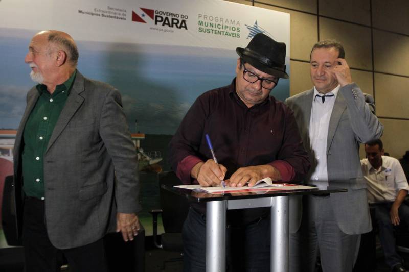 O primeiro dia do Fórum Permanente de Prefeitas e Prefeitos dos Municípios Sustentáveis contou com a participação de 85 prefeitos , 17 vices e 21 secretários municipais dos 141 municípios manifestaram interesse em adotar as diretrizes do programa. Para o governador Simão Jatene, esta grande participação simboliza a união de agentes públicos que colocaram os interesses coletivos acima dos interesses individuais para construir um estado melhor para todos. Com o tema “Gestão Compartilhada”, o evento traz as experiências e os desdobramentos das agendas governamentais que foram planejadas em parceria com as gestões municipais. Através da Secretaria Extraordinária de Municípios Sustentáveis (Semsu) Governo do Pará, por meio da Semsu, investe na capacitação dos municípios para a promoção de uma gestão fiscal eficiente. Para Izabela Jatene, este primeiro dia serviu para sinalizar o quanto os gestores estão preocupados com o equilíbrio da questão fiscal dos municípios e em desenvolver uma governança compartilhada para desenvolver seus municípios.
FOTO: CRISTINO MARTINS / AG. PARÁ
DATA: 07.02.2018
BELÉM - PARÁ <div class='credito_fotos'>Foto: Cristino Martins/Ag. Pará | <a href='/midias/2018/originais/15a816ee-88c7-4e1f-9a81-6c0c558c77bb.jpg' download><i class='fa-solid fa-download'></i> Download</a></div>