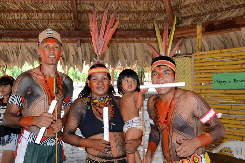O que motiva um grupo de jovens indígenas da nação indígena Gavião, a concluir o Ensino Médio sem sair da aldeia, localizada no município Bom Jesus do Tocantins, na região sudeste do Estado? A escola construída dentro da reserva, em forma de maloca, com toda natureza ao redor, foi determinante para manter o foco dos alunos do Mundiar nos estudos. Mas a professora, algumas vezes, preferiu levar a aula para o meio da plantação ou para a beira do rio. Uma atitude pedagógica com elevado significado. A estratégia de relacionar o conteúdo da proposta na Matriz Curricular à realidade da aldeia Akrãkikatêjê, durante as aulas, foi montada pela cacique Kátia Tonkyre, para cumprir a promessa feita em 2016, quando a turma foi formada, de que todos os estudantes matriculados iriam se empenhar ao máximo para concluir o Ensino Médio, por meio da metodologia do Projeto Mundiar (foto), implantado pela Secretaria de Estado de Educação (Seduc). O Mundiar visa corrigir a distorção escolar idade/ano e reduzir a repetência e a evasão de alunos.
FOTO: FERNANDO NOBRE / ASCOM SEDUC
DATA: 15.06.2018
BOM JESUS DO TOCANTINS - PARÁ <div class='credito_fotos'>Foto: FERNANDO NOBRE/ASCOM SEDUC | <a href='/midias/2018/originais/15ade3b1-1b0b-48e3-97cd-be2ecd7a7ee3.jpg' download><i class='fa-solid fa-download'></i> Download</a></div>