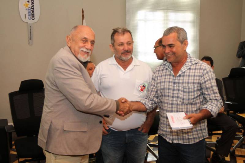 O Governo do Estado entregou, nesta segunda-feira, 12, no Palácio do Governo, 75 motocicletas a mototaxistas de Belém, Castanhal, Ananindeua e Igarapé-Açu. As motos foram adquiridas pelos mototaxistas por meio do Credcidadão, programa que incentiva a geração de trabalho e renda entre os microempreendedores com necessidades financeiras. O governador Simão Jatene fez a entrega das chaves das motos, acompanhado do prefeito de Belém, Zenaldo Coutinho; do presidente da Assembleia Legislativa do Estado do Pará (Alepa), Márcio Miranda; dos deputados Eliel Faustino e Coronel Neil; do secretário de Desenvolvimento Econômico, Indústria, Comércio e Mineração, Hildegardo Nunes; do diretor-geral do Credcidadão, Jorge Rezende e de representantes de sindicatos e associações de mototaxistas, entre eles o presidente do Sindicato dos Mototaxistas do Pará, José Ribamar Soares, o Alemão.
FOTO: CRISTINO MARTINS / AG. PARÁ
DATA: 12.11.2018
BELÉM - PARÁ <div class='credito_fotos'>Foto: Cristino Martins/Ag. Pará | <a href='/midias/2018/originais/15b11f5d-283d-4bf3-a389-bcbd1e6042ac.jpg' download><i class='fa-solid fa-download'></i> Download</a></div>