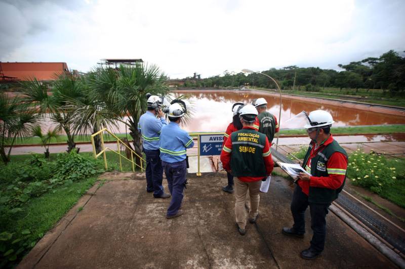 A Secretaria de Estado de Meio Ambiente e Sustentabilidade (Semas) notificou oficialmente a Hydro, na tarde desta terça-feira (27), por conta do não cumprimento do prazo de 48 horas dado na sexta-feira (23) pelo governo para que a empresa reduzisse os níveis das bacias de resíduos ao nível de, pelo menos, um metro, conforme determina a legislação ambiental. A notificação foi entregue por técnicos da Semas na sede da refinaria, em Barcarena, a 112 quilômetros de Belém. A determinação é que a produção seja reduzida pela metade.
FOTO: THIAGO GOMES / AG PARÁ
DATA: 27.02.2018
BARCARENA - PARÁ <div class='credito_fotos'>Foto: Thiago Gomes /Ag. Pará | <a href='/midias/2018/originais/15b2aedb-b6eb-4007-9880-cc82fb8b9a45.jpg' download><i class='fa-solid fa-download'></i> Download</a></div>