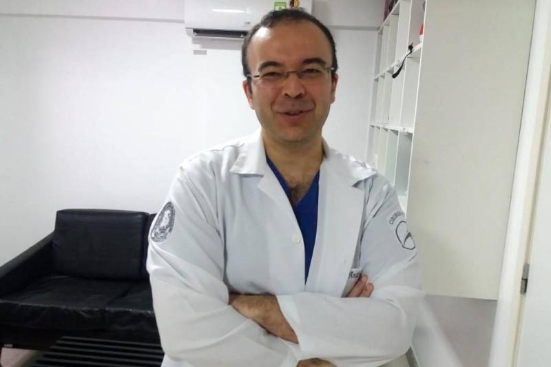 A prática da cirurgia bariátrica, conhecida também como redução do estomago, cresceu em mais de 46,7% no Brasil, segundo a Sociedade Brasileira de Cirurgia Bariátrica e Metabólica (ABCBM). No Pará, a população elegível para o procedimento é superior a 176 mil pessoas. Em Belém, o Hospital Jean Bitar (HJB) (foto) é referência nesse procedimento, para o combate a obesidade e para a recuperação da qualidade de vida dos pacientes. Segundo o cirurgião plástico do HJB, André Melo (foto), cerca de 80% dos pacientes pós-bariátrica iniciam as cirurgias plásticas pelo abdômen.
FOTO: ASCOM HJB
DATA: 03.11.2018
BELÉM - PARÁ <div class='credito_fotos'>Foto: ASCOM HJB | <a href='/midias/2018/originais/15b59918-a79d-4d18-95d6-4f69702e4f17.jpg' download><i class='fa-solid fa-download'></i> Download</a></div>