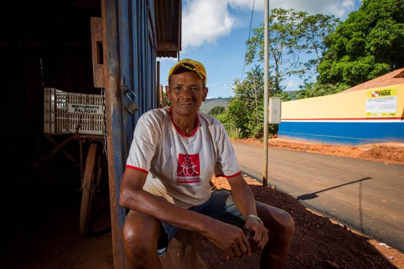 Aos poucos, a paisagem de Serra Pelada – que já foi o maior garimpo a céu aberto do planeta e hoje é distrito de Curionópolis, município do sudeste paraense - começa a se modificar. A poeira intensa, típica de estradas de chão, vai paulatinamente dando lugar à camada de asfalto, que pela primeira vez chega a Curiónópolis, conhecido mundialmente pela corrida do ouro e pelo formigueiro humano nos anos 1980, eternizado pelo olhar do fotógrafo Sebastião Salgado. O ouro não é mais explorado na região, mas Serra Pelada ainda é uma cidade de garimpeiros. São eles que residem e povoam as ruas, que parecem ter parado no tempo. Foram esses trabalhadores que fizeram a localidade crescer, que formaram famílias e criaram filhos nascidos no local, fincando raízes, criando identidade, sonhando com a volta da exploração do ouro, cada vez mais distante. Mas até esse cenário vem se transformando. Na foto, José Ribamar de Souza.

FOTO: ASCOM / PREFEITURA DE CURIONÓPOLIS
DATA: 08.06.2018
CURIONÓPOLIS - PARÁ <div class='credito_fotos'>Foto: ASCOM / PREFEITURA DE CURIONÓPOLIS   |   <a href='/midias/2018/originais/15b65ee5-8d04-4c62-920d-c314688203f0.jpg' download><i class='fa-solid fa-download'></i> Download</a></div>