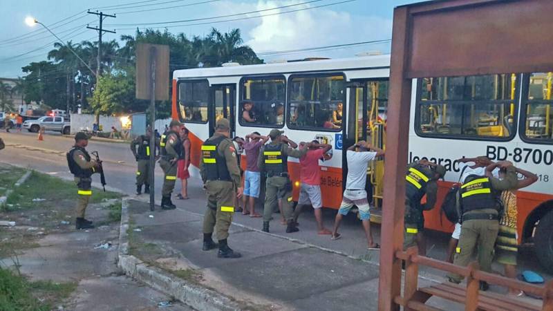 Nenhuma ocorrência grave foi registrada, no bairro do Tapanã, pelo Centro Integrado de Operações (CIOP) desde a última quinta-feira (11) até às 6h da manhã desta segunda-feira (19). Esse resultado se deve a ação integrada dos órgãos do Sistema de Segurança Pública do estado e município, chamada de “Operação Ocupação”. No total, foram utilizados 293 viaturas e 113 motos no reforço do policiamento. Para o coronel Marco Antônio Rocha, chefe do Departamento Geral de Operações da Polícia Militar, a “Ocupação Tapanã”, como foi batizada a operação no bairro do Tapanã, obteve números positivos devido ao comprometimento dos agentes envolvidos e à integração entre os órgãos de segurança.
FOTO: ASCOM / POLÍCIA MILITAR
DATA: 19.03.2018
BELÉM - PARÁ <div class='credito_fotos'>Foto: Ascom Polícia Militar | <a href='/midias/2018/originais/15b8b4e0-857d-46c9-a771-35cb69110f68.jpg' download><i class='fa-solid fa-download'></i> Download</a></div>