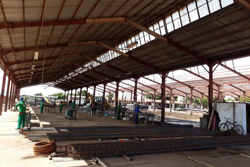 Avançam as obras do Terminal Hidroviário de Cargas e Passageiros de Santarém (foto), na região oeste. Segundo a Companhia de Portos e Hidrovias do Estado (CPH), depois de concluído, o espaço deve movimentar em média de 50 mil a 60 mil passageiros por mês, além suprir definitivamente a demanda de trabalhadores, donos de embarcações e da população da região que usa o modal hidroviário. Na foto, equipe de trabalho que atua na revitalização da área onde funcionará o terminal de cargas.
 
FOTO: SAMUEL ALVARENGA / SECOM
DATA: 11.06.2018
SANTARÉM - PARÁ <div class='credito_fotos'>Foto: Samuel Alvarenga / Secom   |   <a href='/midias/2018/originais/15b9efd6-190d-4680-bf69-18e62c76a066.jpg' download><i class='fa-solid fa-download'></i> Download</a></div>